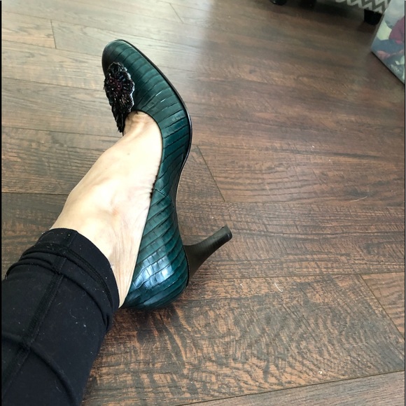 Beautiful green bejeweled high heels - Picture 6 of 7